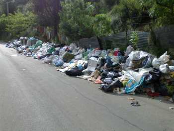Rifiuti lungo le strade di San Martino
