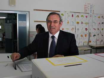 Il sindaco Filippo Di Matteo mentre vota ai referendum