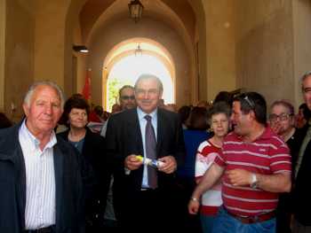 L'assembramento di stamattina alle Poste di piazza Guglielmo