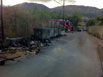 I cassonetti di via Santa Liberata dopo l'incendio
