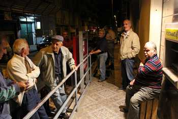 Anziani a turno per riscuotere la pensione in via Aldo Moro