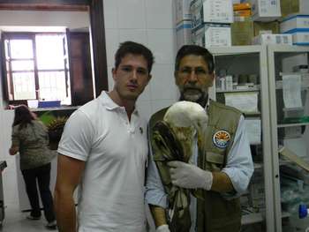 Il giovane Roberto Caputo con il dottore Giovanni Giardina ed il gabbiano ferito