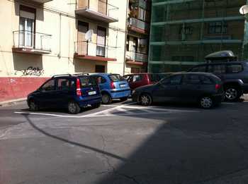 Le strisce bianche di via Taormina