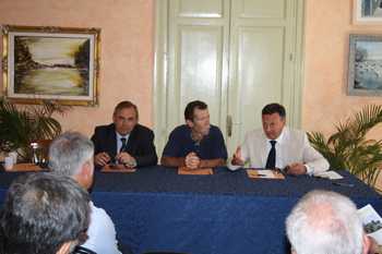 Da sinistra: il sindaco, Filippo Di Matteo, il tecnico dell'Esa, Angelo Morello ed il vicesindaco, Salvino Caputo (foto Stefania Sabella)