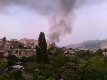 Il pennacchio di fumo, visibile a distanza, causato dall'incendio di rifiuti di ieri sera