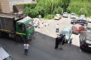 Raccolta dei rifiuti in via Venero