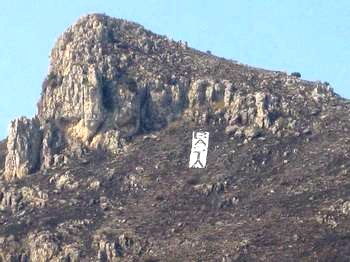 Lo striscione piazzato a Pioppo la scorsa estate, dopo gli incendi di Casaboli