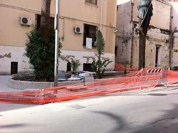 Uno dei marciapiedi di via Venero, durante i lavori di ristrutturazione