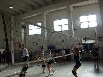Una partita di volley disputata nella palestra della Morvillo