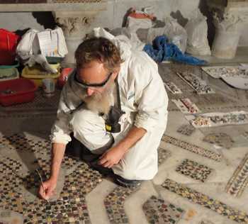 Il restauratore, Cesare Tinì al lavoro