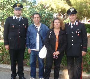 Francesco Saitta e Giuseppina Arena con i carabinieri che li hanno salvati (foto vivienna.it)