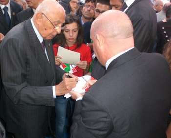 La firma del Presidente Napolitano sul Tricolore del Parlamento della Legalità