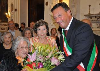 La signora Agnese Di Miceli festeggiata dal vicesindaco Salvino Caputo (foto Elisa Zuccaro)