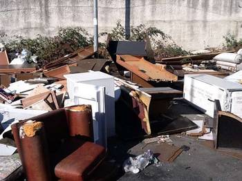 Rifiuti al parcheggio 'Tricoli'