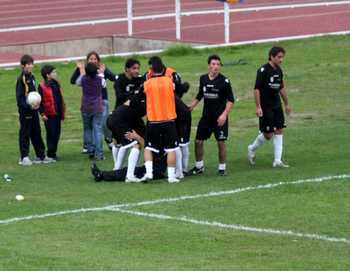 L'esultanza dei giocatori dell'Acamo dopo il gol