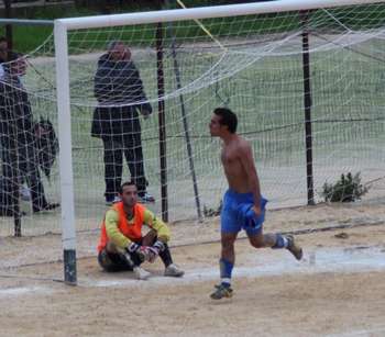 Brusca esulta dopo il gol-vittoria