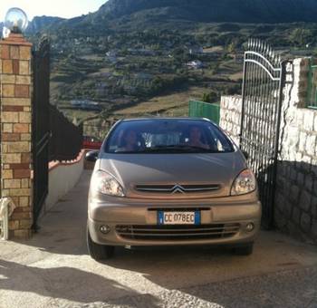 L'apertura del cancello della scuola di Pioppo