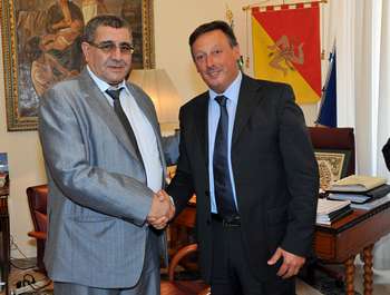 Stretta di mano tra Salvino Caputo ed il ministro algerino Abdallah Khenafou