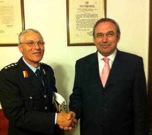 La stretta di mano tra il neo comandante ed il sindaco