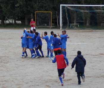 L'esultanza dei giocatori del Monreale dopo il gol di Marcoccio