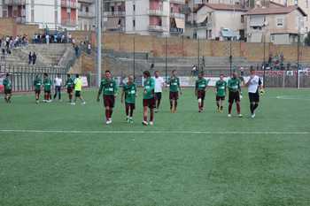 La squadra della Sancataldese saluta il pubblico a fine gara