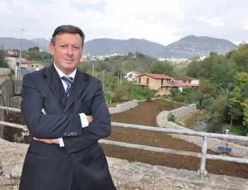 Il vicesindaco Salvino Caputo con alle spalle i nuovi argini dell'Oreto