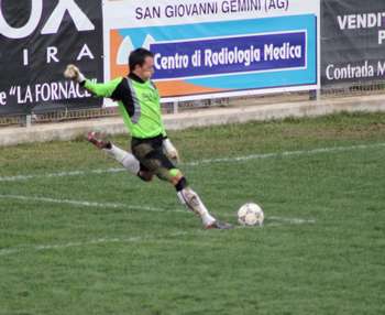 Il portiere del Monreale, Giuseppe Zappulla mentre effettua un rinvio