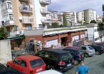 L'ingresso del supermercato Sisa di via Biagio Giordano