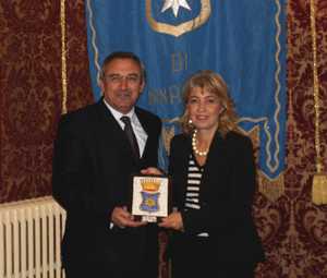 il sindaco Filippo Di Matteo consegna la targa a Linda Gambino