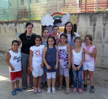 Le volontarie del centro con alcuni bambini