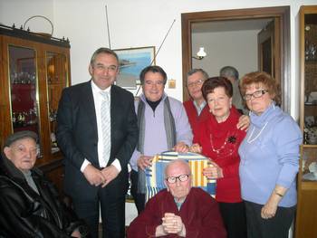 Il sindaco Filippo Di Matteo festeggia il signor Viola