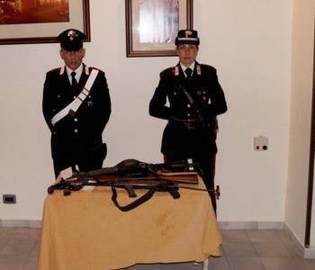 Alcune armi ritrovate dai carabinieri in via Taormina
