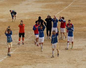 I giocatori del Monreale raccolgono l'applauso del pubblico a fine gara