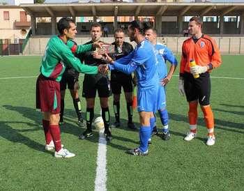 La stretta di mano prima della partita d'andata tra i capitani Milanesio e Ciccio Amato