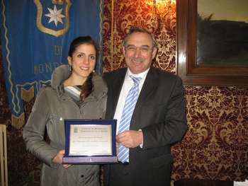 Il sindaco Filippo Di Matteo premia Vittoria Valerio