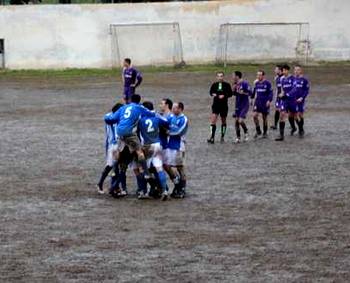 L'abbraccio dei giocatori del Monreale dopo il gol del momentaneo vantaggio