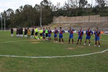 Le due squadre a centrocampo prima della partita d'andata
