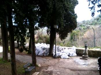 Sacchi accatastati al cimitero