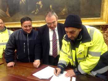 Il momento della firma dell'accordo