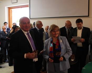 Lorenzo Salamone riceve il premio da Teresa Di Fresco, vicepresidente dell'Ordine