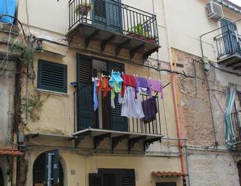 Il balcone dal quale è caduto il piccolo