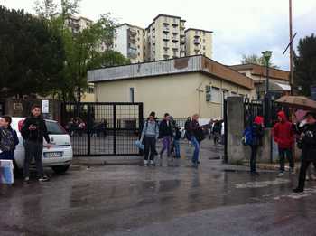 Gli alunni abbandonano la Morvillo