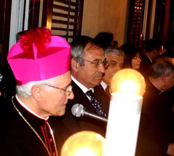 Monsignor Di Cristina parla dal balcone del municipio