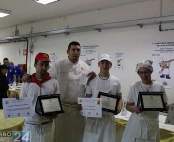 Sanfilippo (al centro) al momento della premiazione (foto: Viterbo News 24)