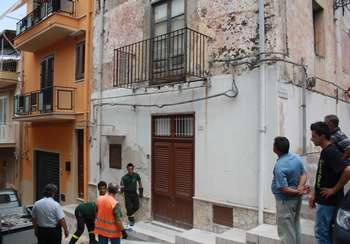 Il balcone che ha ceduto a San Giuseppe Jato (foto Leas)