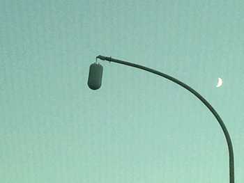 La lampada pericolante di via Valle Fico