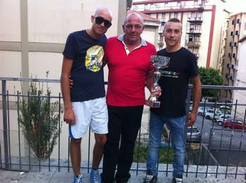 I vincitori del torneo con il titolare del bar Lucchese