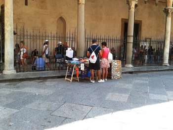 La bancarella piazzata davanti al Duomo
