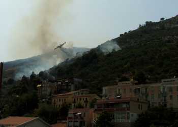 Un canadair sopra monte Caputo