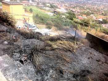 La zona del parcheggio comunale incenerita